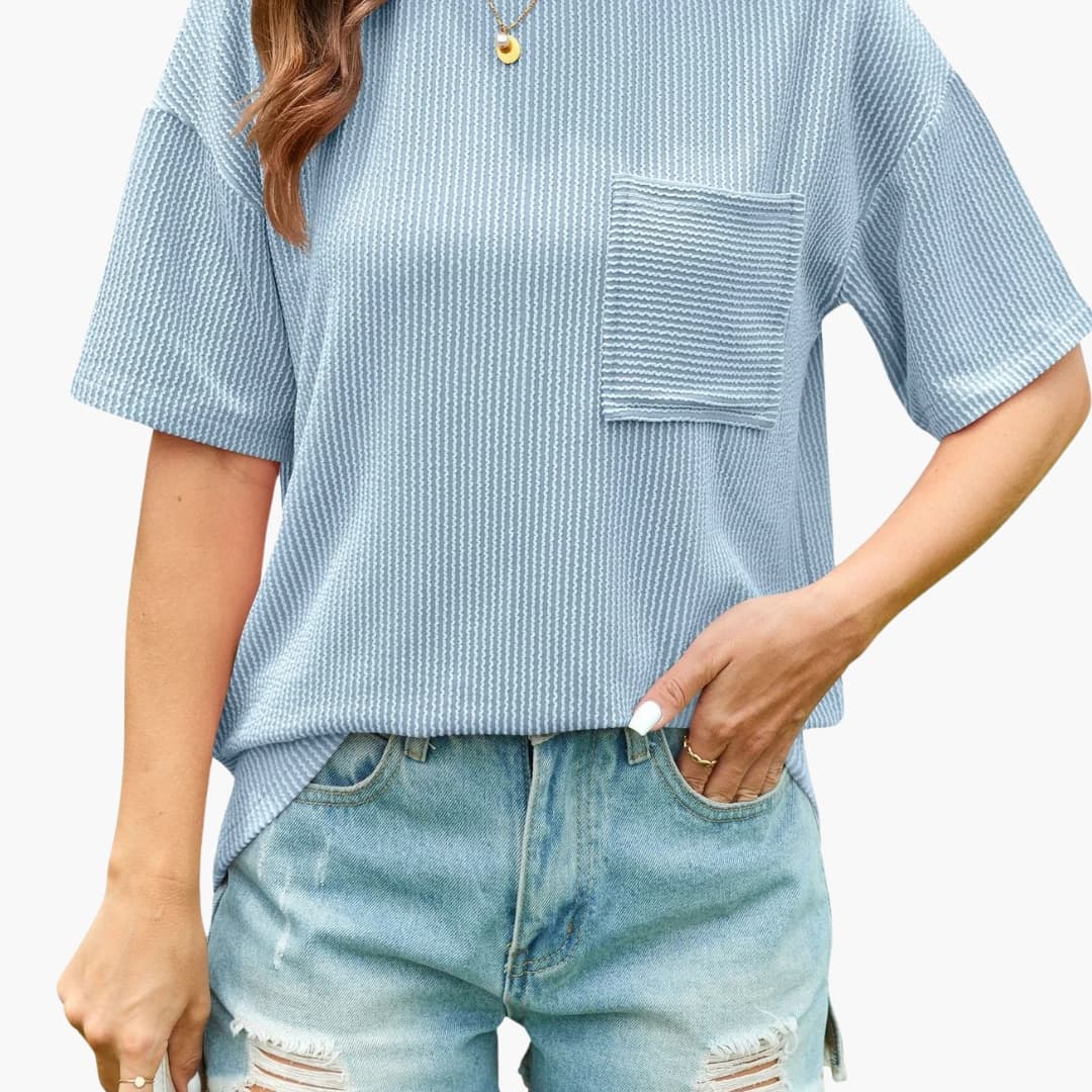 Närbild på tyget i en texturerad t-shirt för dam