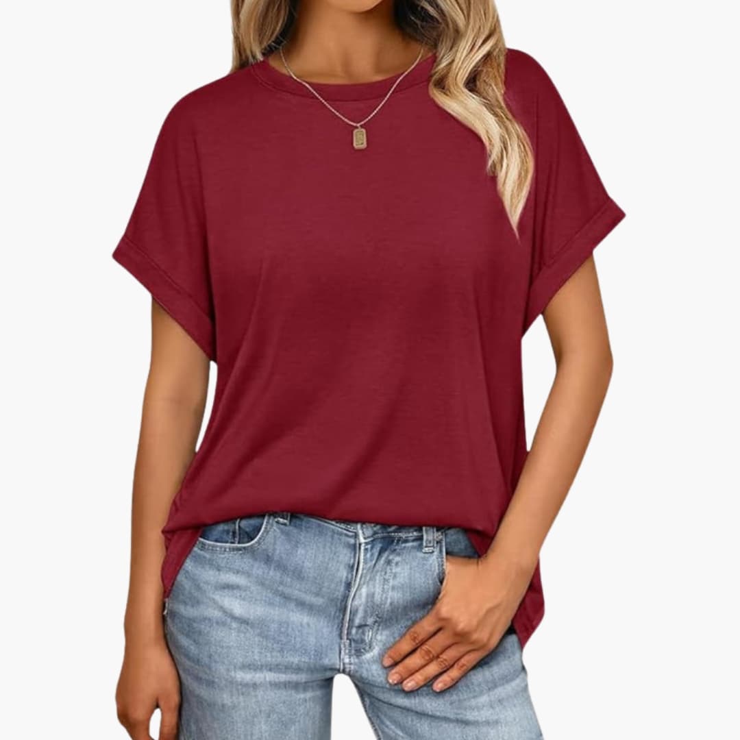 Vit damtshirt och vardagstopp med rund halsringning och uppvikta ärmar