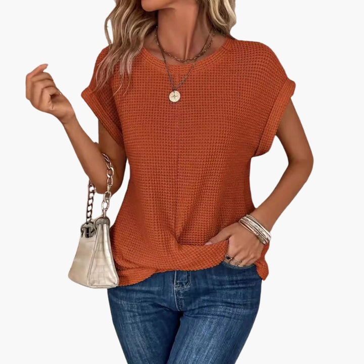 Kvinna i orange kortärmad t-shirt med avslappnad passform