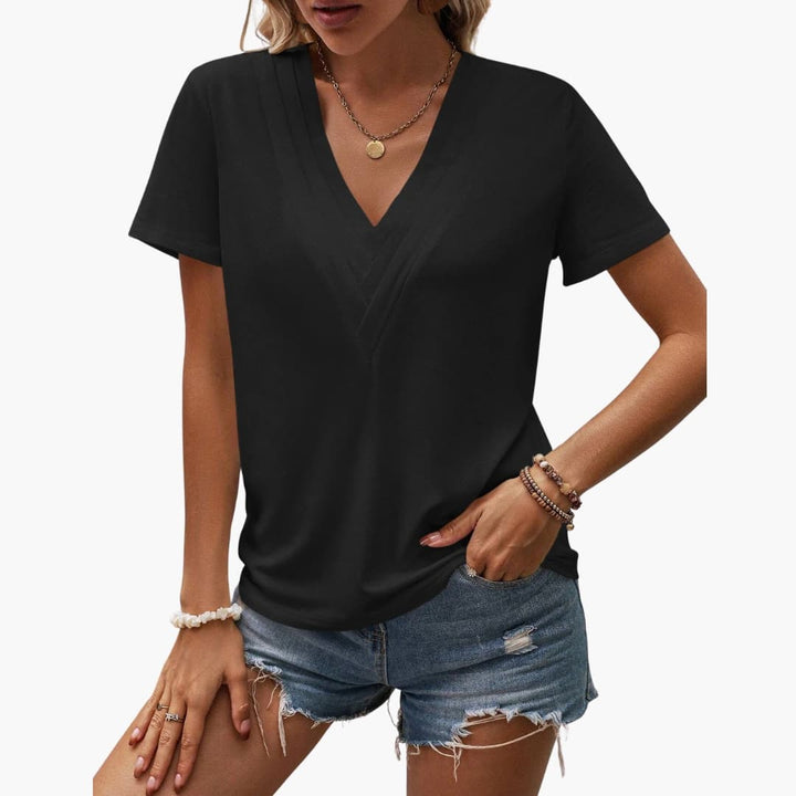 Kvinna i svart T-shirt med V-hals och dekorativa sömmar