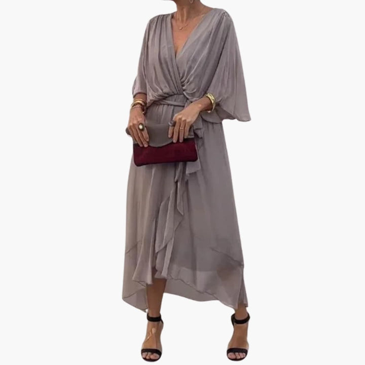 Grå damklänning med figursydd midja och elegant fall