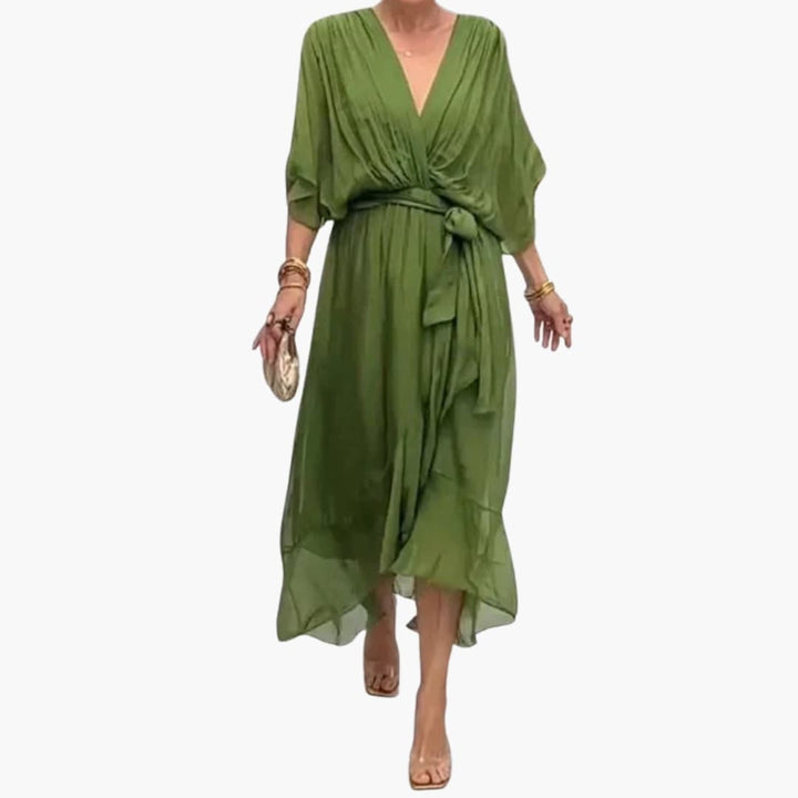 Grön damklänning med V-ringning och chiffonfinish som bärs av modell