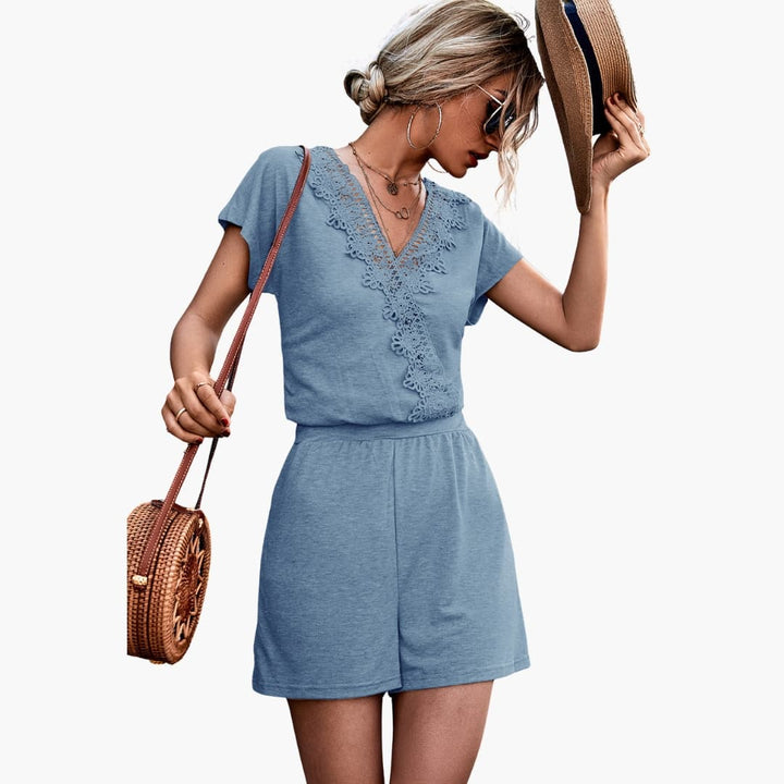 Blå dam jumpsuit med V-ringning och virkade detaljer