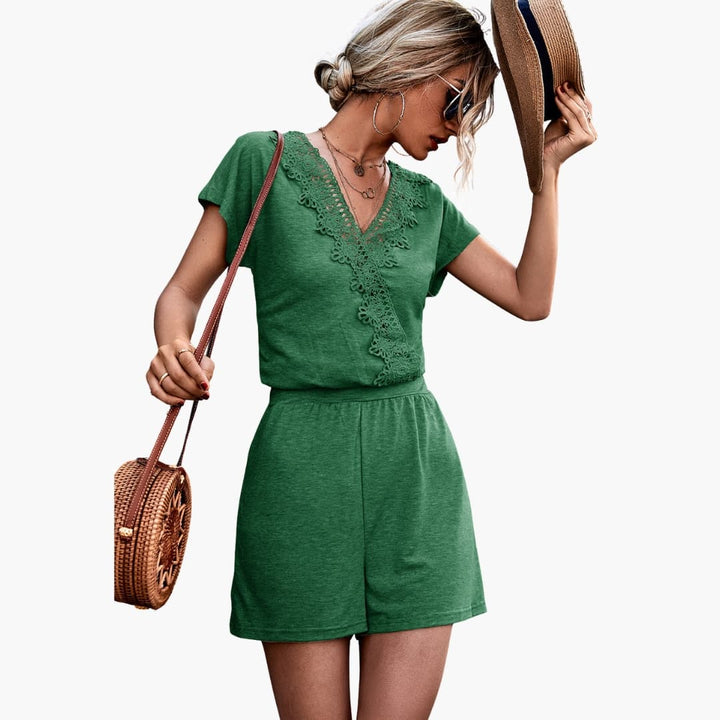 Somrig dam jumpsuit med v-ringning och virkade detaljer i kort ärm