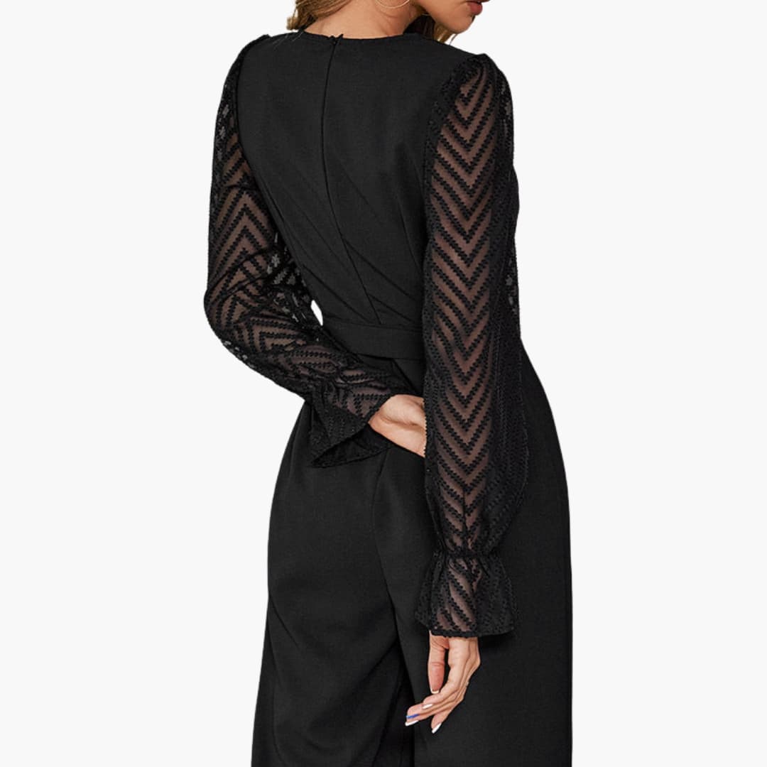 Svart jumpsuit med transparenta ärmar sedd bakifrån
