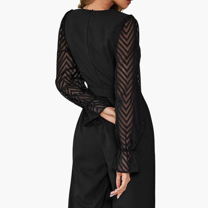 Svart jumpsuit med transparenta ärmar sedd bakifrån