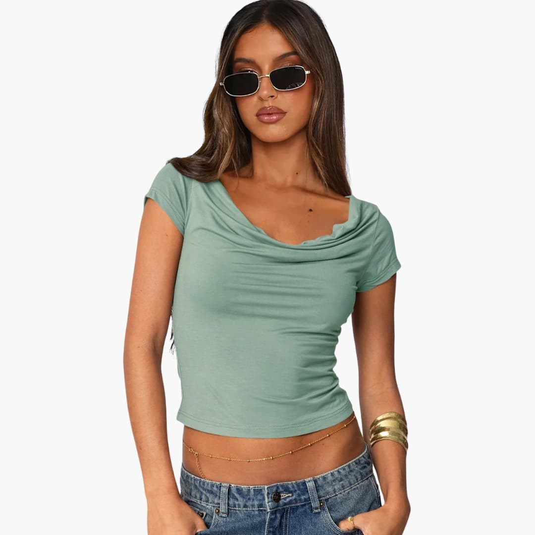 Snygg t-shirt för dam med draperad halsringning och korta ärmar