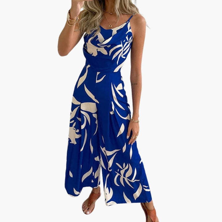 Dam i blå mönstrad jumpsuit med vida ben