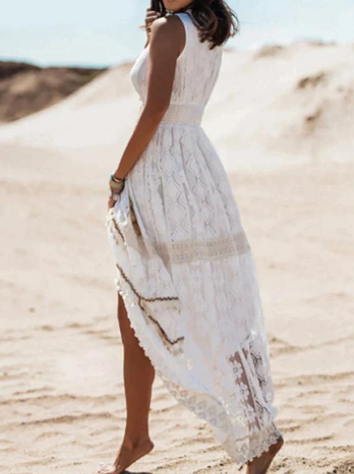 Beige damkläder boho klänning i lång modell, elegant strandklänning för varma dagar.