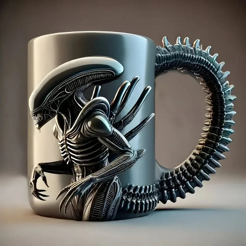 Mörk metallisk samlarmugg med xenomorf-motiv och ryggradshandtag