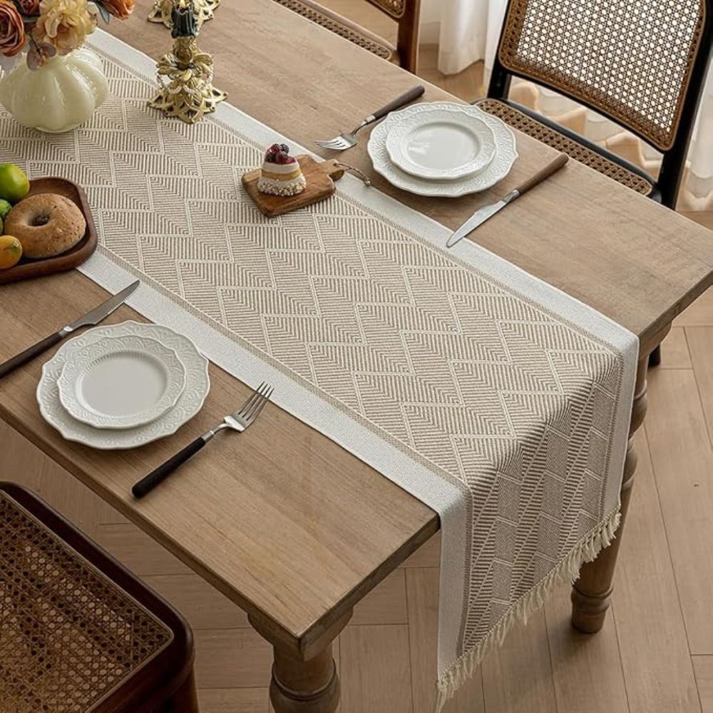 Elegant beige bordslöpare med zigzag-mönster på dukat matbord