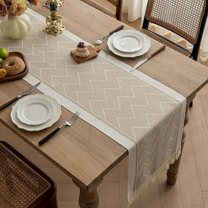 Elegant beige bordslöpare med zigzag-mönster på dukat matbord