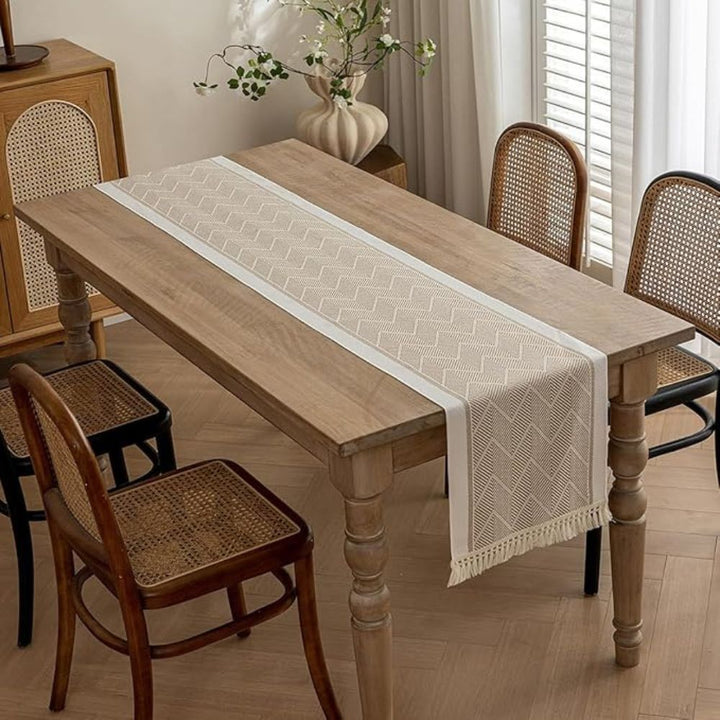 Elegant bordslöpare med snyggt zigzag-mönster för matbord och dukning