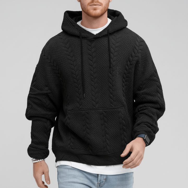 Vit stickad hoodie för män som visar mönstrets kvalitet