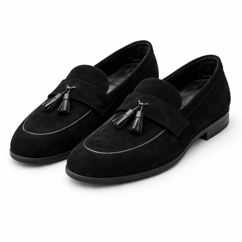 Klassiska svarta slip-on loafers för män mot vit bakgrund