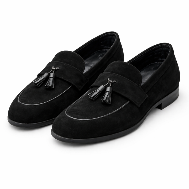 Klassiska svarta slip-on loafers för män mot vit bakgrund