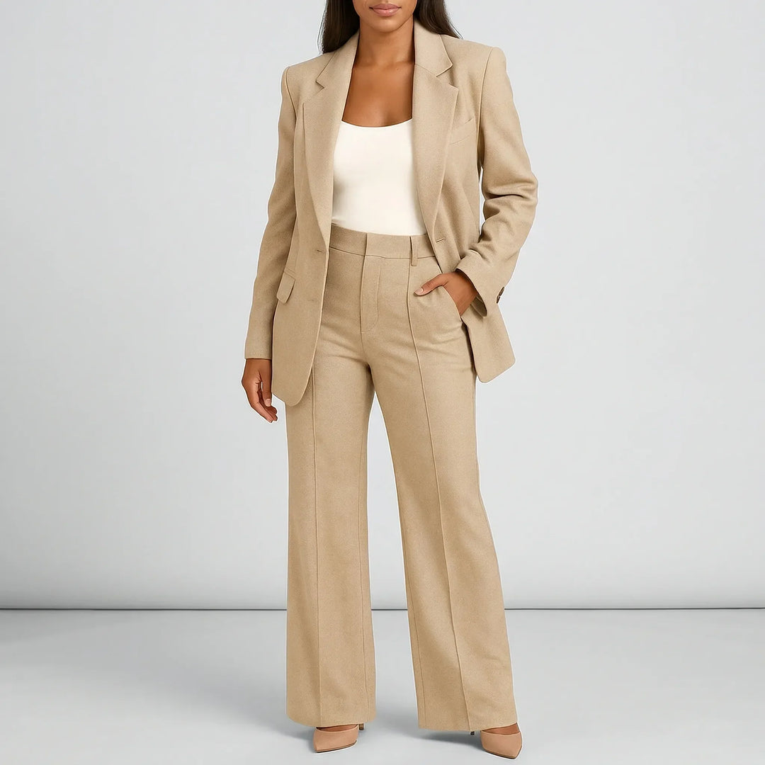 Elegant skräddarsydd damkostym med blazer och vida byxor i stilren design