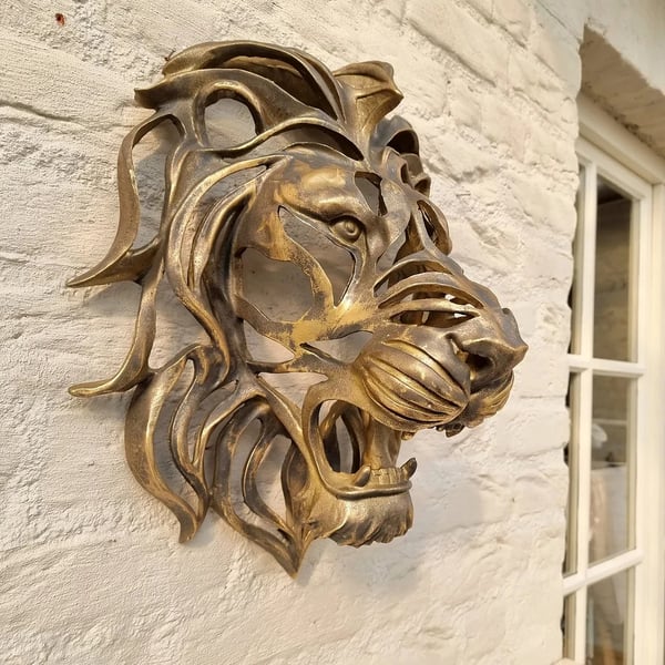 Närbild på lejonhuvud väggprydnad som visar detaljer i metall