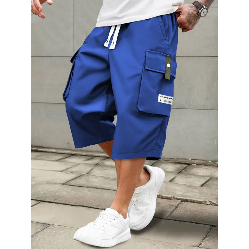 Gröna cargoshorts för herrar med praktiska fickor och dragsko för en ledig sommarstil