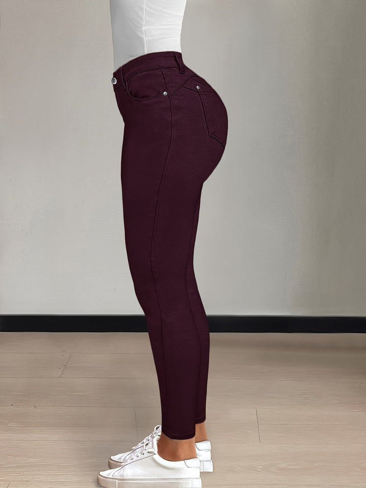 Grönfärgat par högmidjade skinny jeans visade framifrån