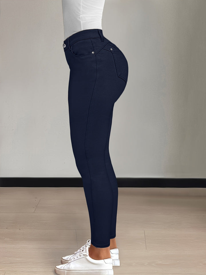 Texturstur och tygdetalj på svarta stretchiga skinny jeans
