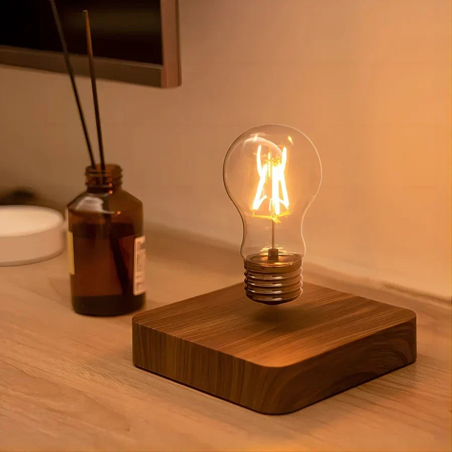 Svävande trådlös lampa i varmt rumsskymningsljus bredvid doftstickor