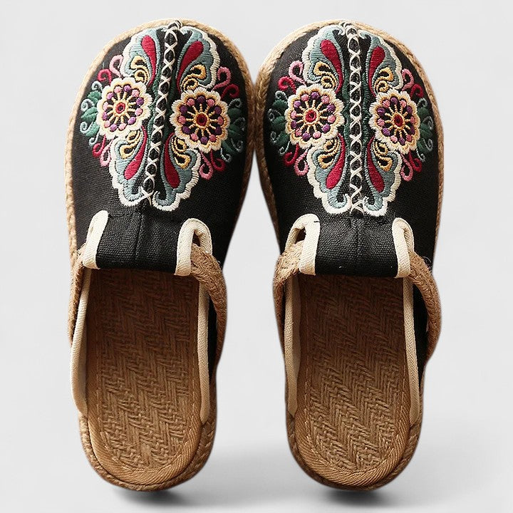Svarta handbroderade blommiga mules med unika detaljer