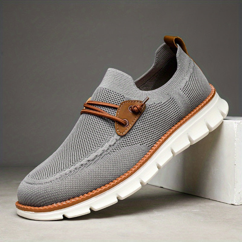 Ovifran-vy av svarta sportiga slip-ons för herrar med elastiska band