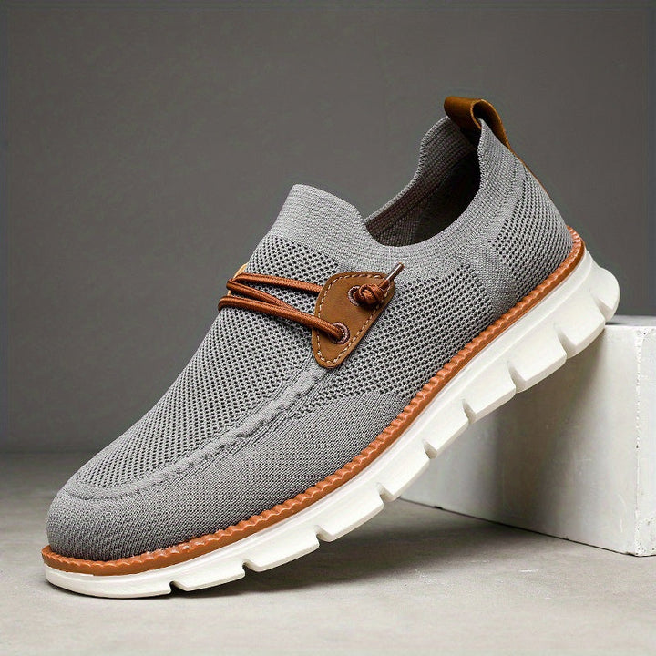 Ovifran-vy av svarta sportiga slip-ons för herrar med elastiska band