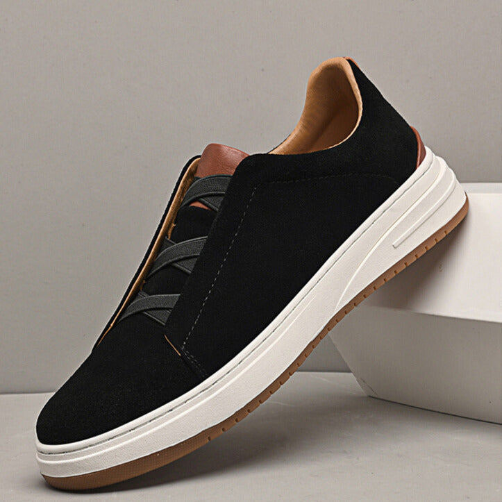 Snygga svarta slip-on-skor i mocka för herr uppställda