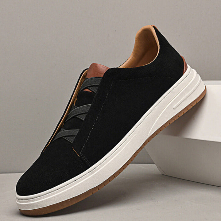 Snygga svarta slip-on-skor i mocka för herr uppställda