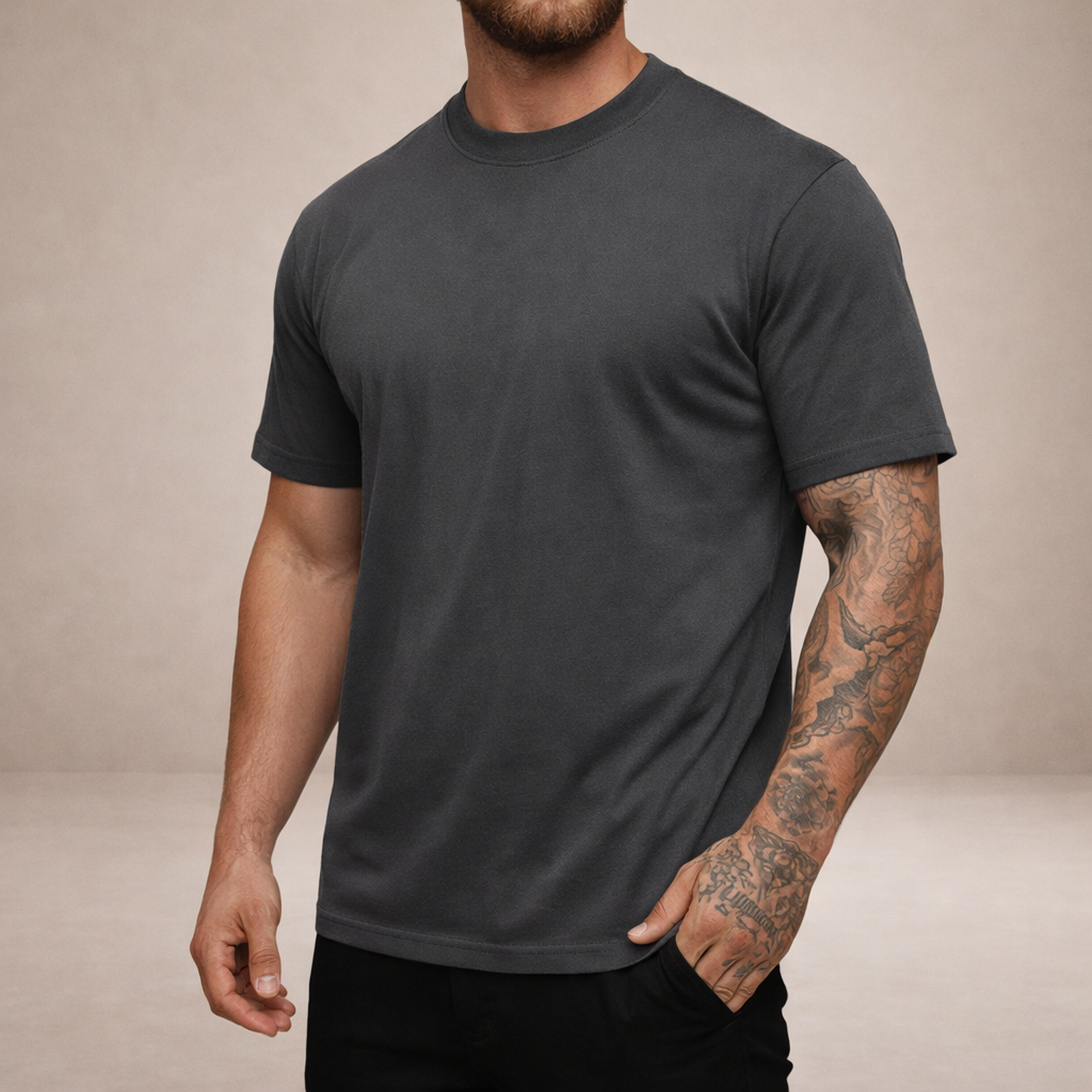 Man i mörkgrå t-shirt med minimalistisk stil