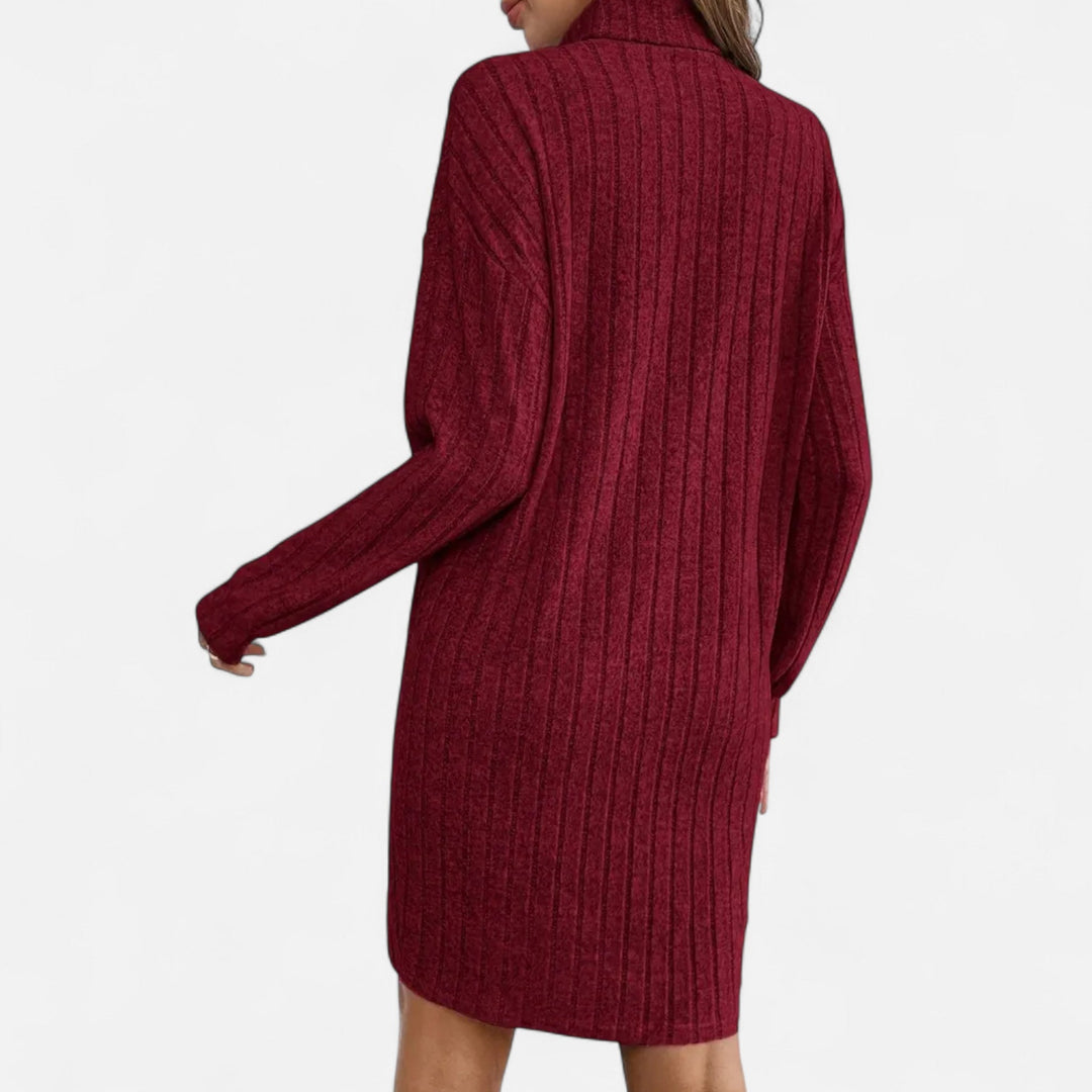 Detaljbild på struktur och turtleneck på stickad damklänning