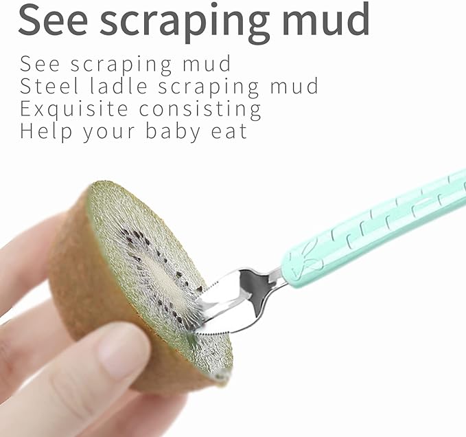 Närbild på en grön babysked som skrapar färsk frukt