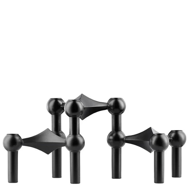 Ljusstake av metall med skulpterad design som sprider ett stämningsfullt sken