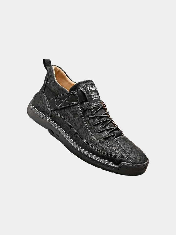 Svart urban sneaker för herr i snygg vinkel