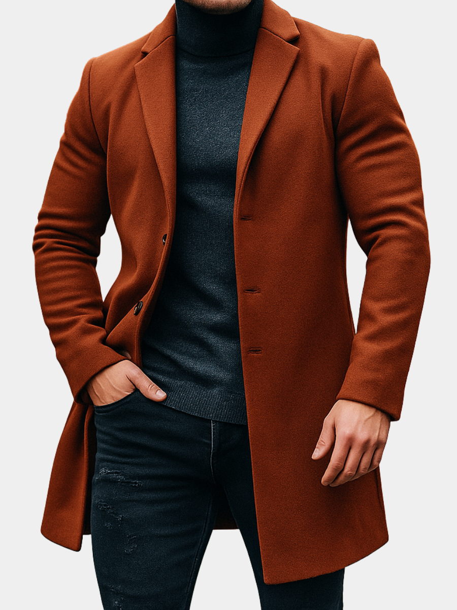 Man iklädd brun trenchcoat i modell för herr