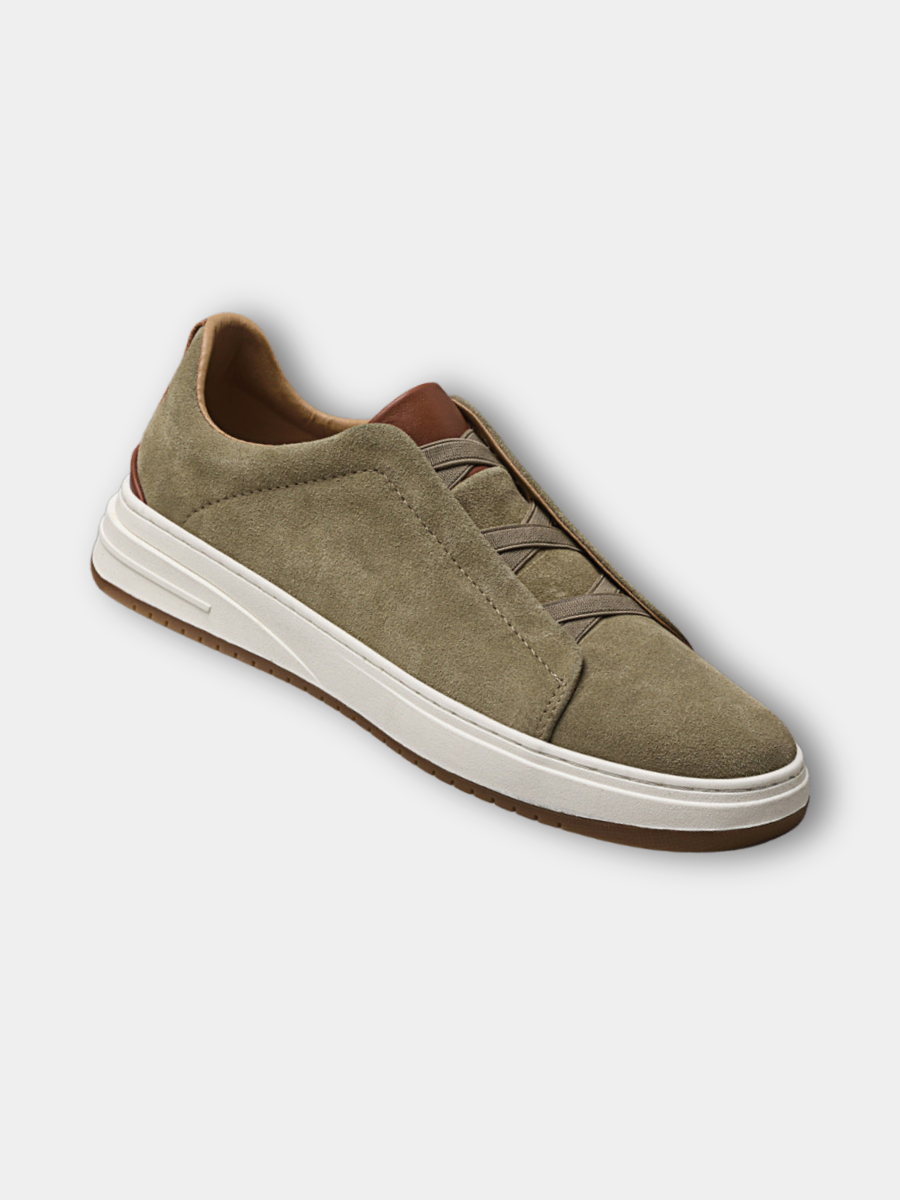 Khakifärgade slip-on-skor i mocka för herr i studioljus