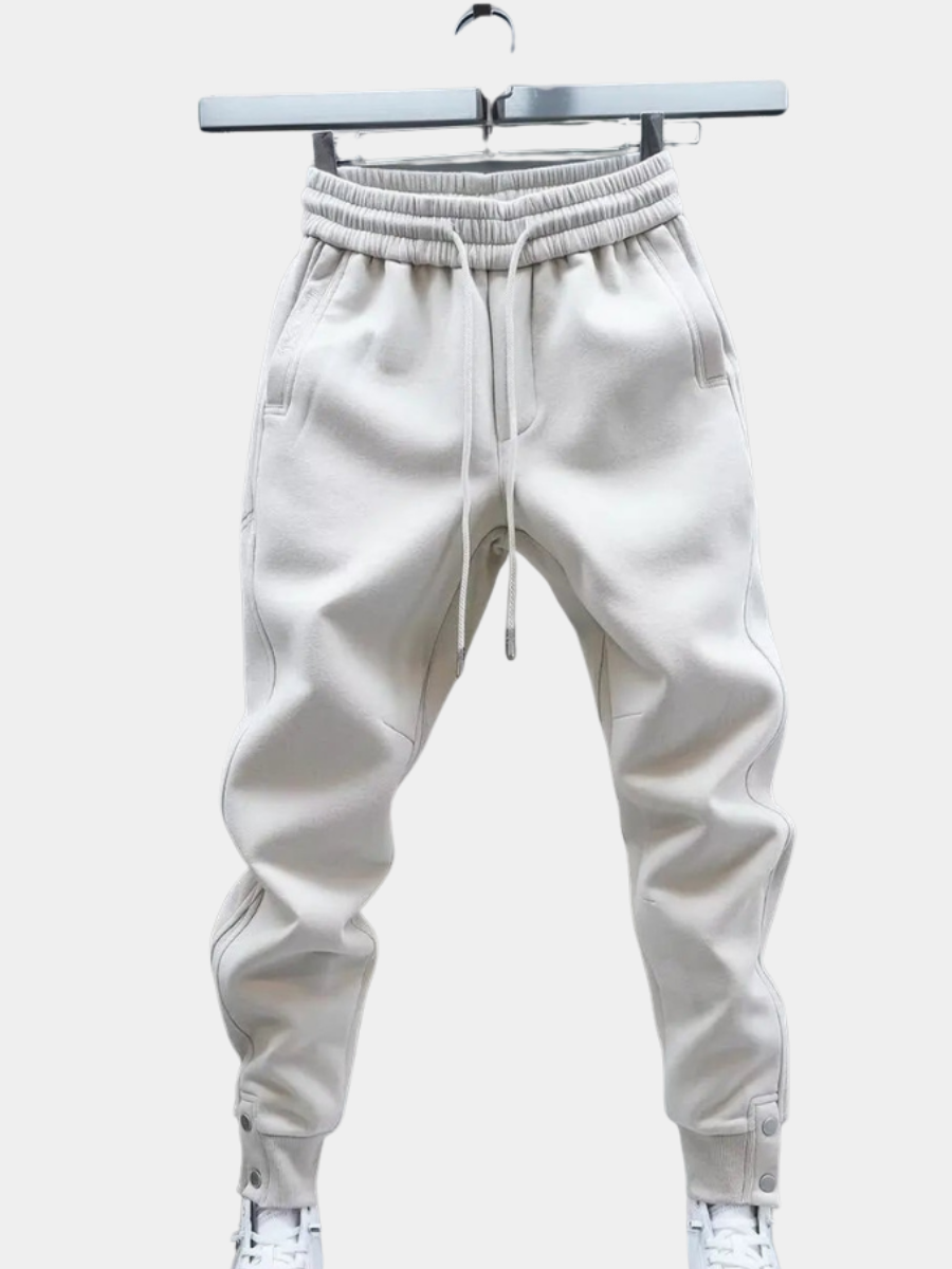 Beige slim fit-byxor för herr hängande på galge
