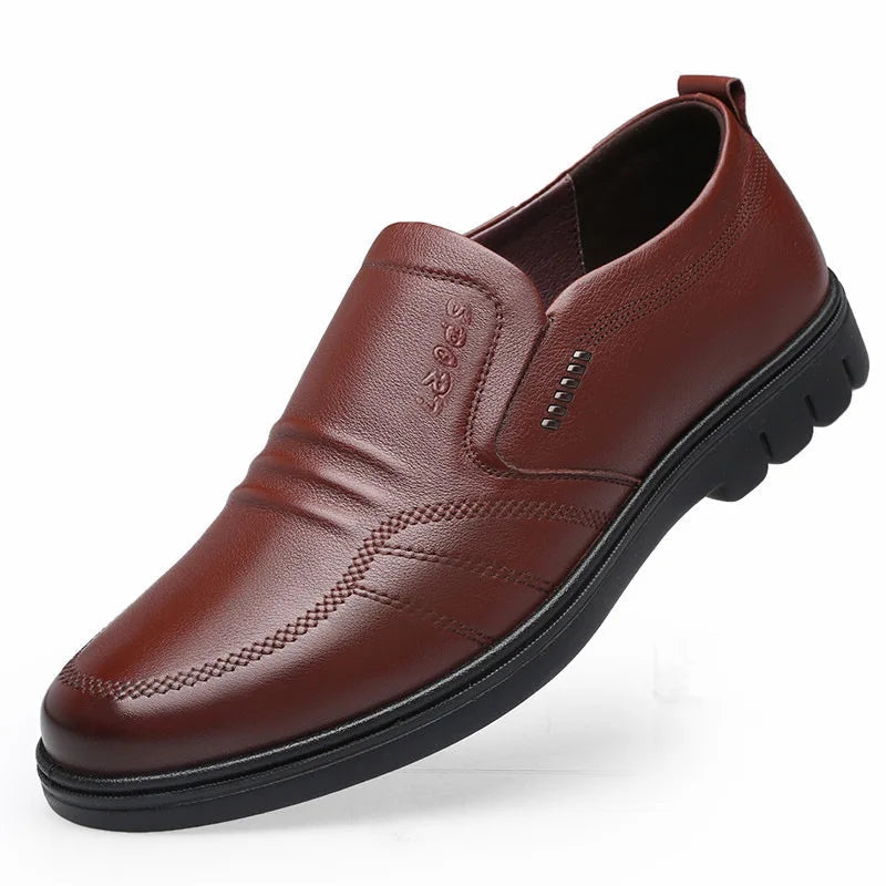 Bakifrån Adam herr loafers med vadderad sula. Slitstarka och bekväma slip-on skor för en elegant stil.