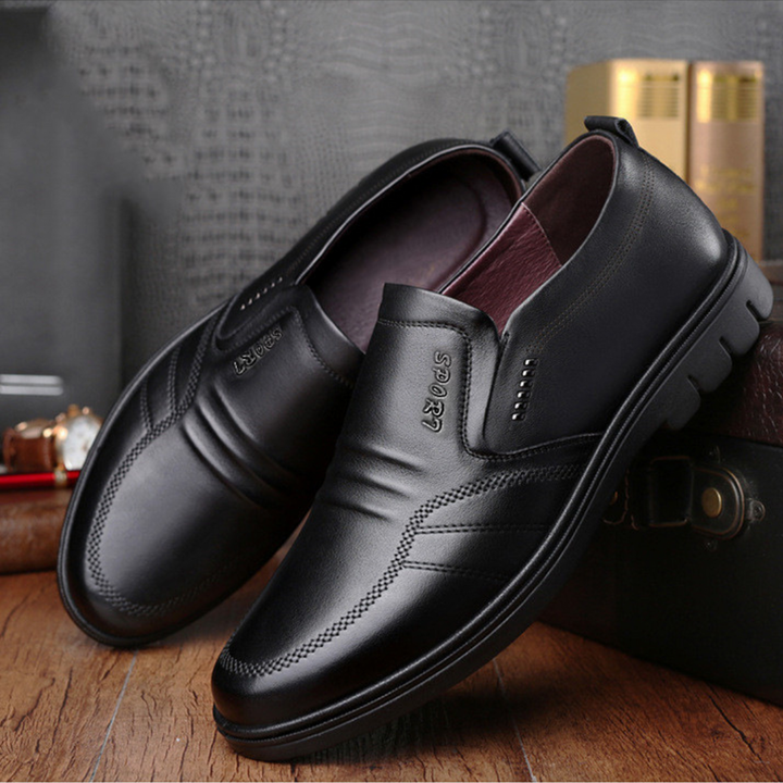 Närbild vadderad sula på Adam herr loafers. Optimal komfort för formella tillfällen. Bekväma slip-on skor.