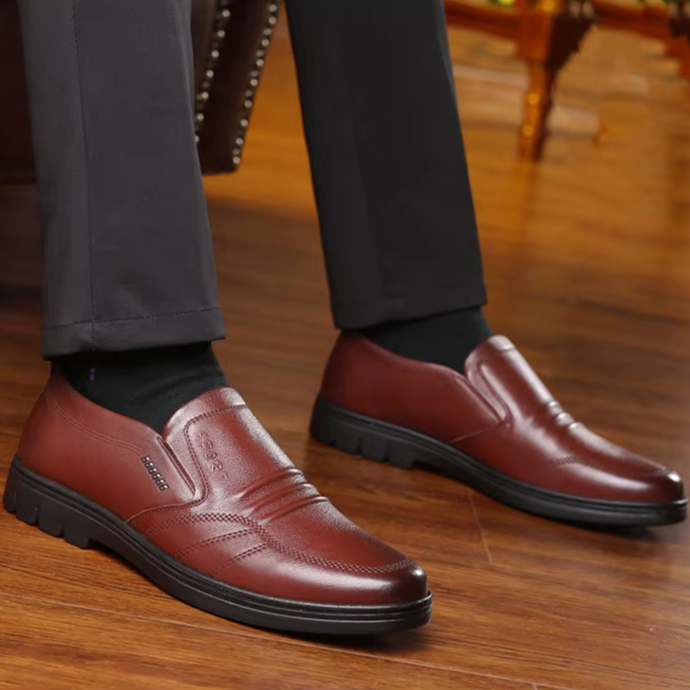 Klassiska svarta Adam herr loafers. Stilrena slip-on kontorsskor med vadderad sula för komfort och elegans.