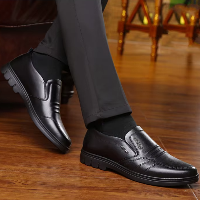 Snygga bruna Adam herr loafers. Eleganta och bekväma slip-on skor med vadderad sula, perfekta för herr.