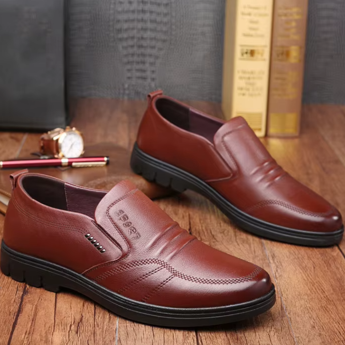 Sidovy Adam herr loafers i svart. Modern slip-on design med vadderad sula. Formella och bekväma herrskor.