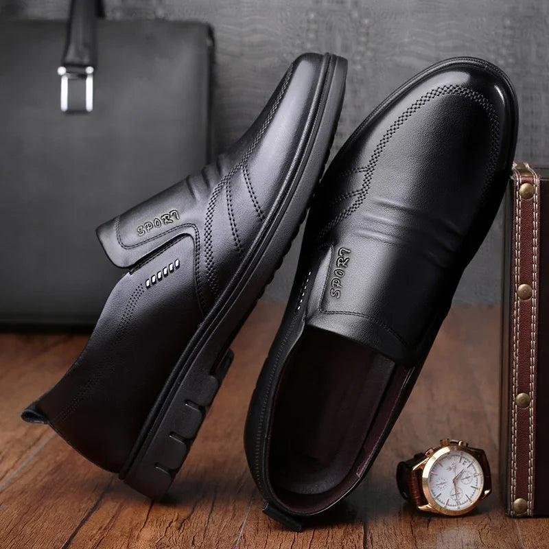 Adam herr loafers på foten, visar passform. Bekväma slip-on skor med vadderad sula. Perfekta för kontoret.