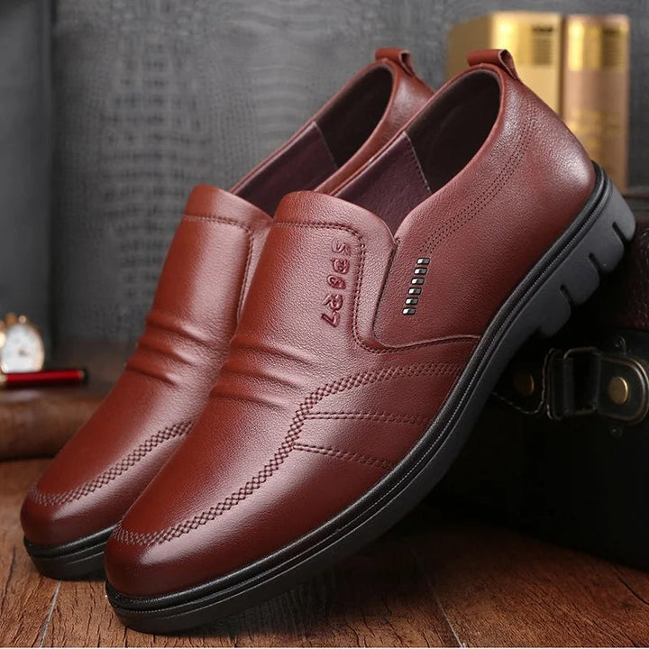 Detaljbild svarta Adam herr loafers. Textur och design av eleganta kontorsskor med vadderad sula för herr.
