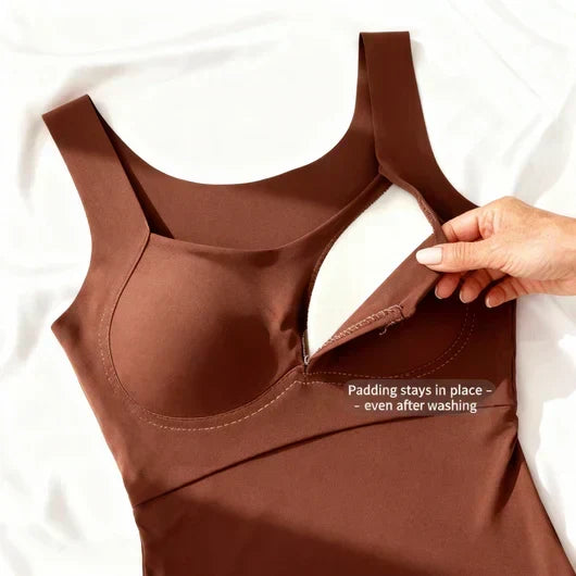 Althea damtanktopp med inbyggd bh i klassisk vit färg, perfekt som sommarkläder.