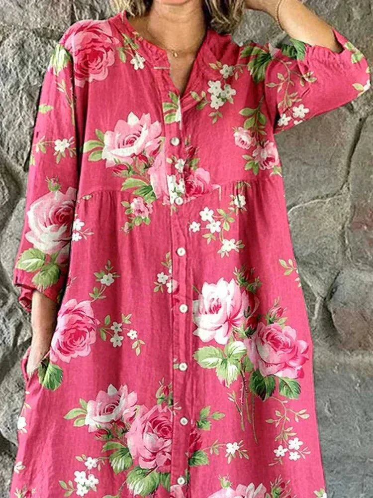 Modell i rosa blommig klänning med trekvartsärm