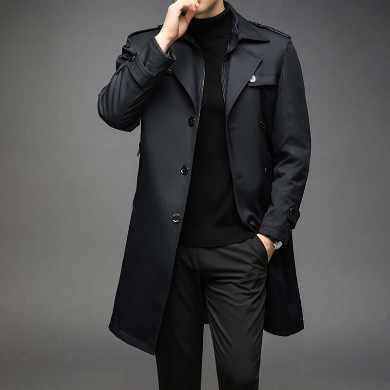 Snygg helhetsbild av klassisk herrtrenchcoat för höst och vår