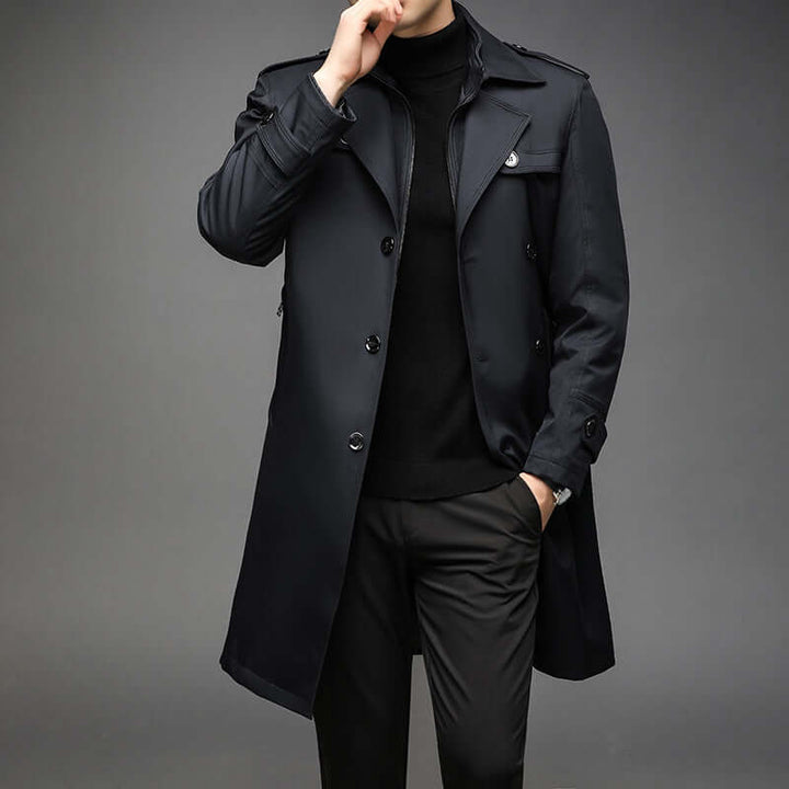 Snygg helhetsbild av klassisk herrtrenchcoat för höst och vår